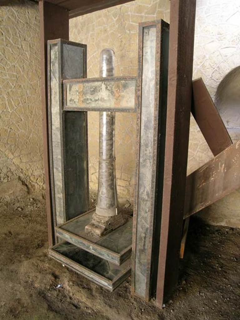 III.10, Herculaneum, June 2005. Press. Photo courtesy of Nicolas Monteix.